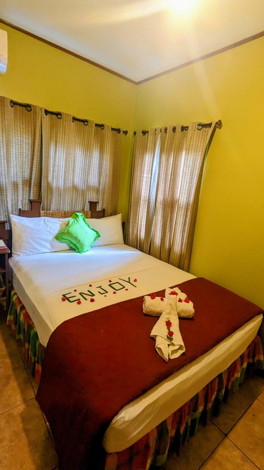 Hotel Sunset Lane Laborie Zimmer foto